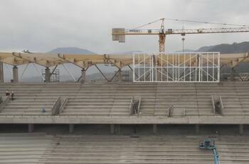 VIDEO | Se colocó la estructura para el marcador en el nuevo estadio de la UC y así va quedando