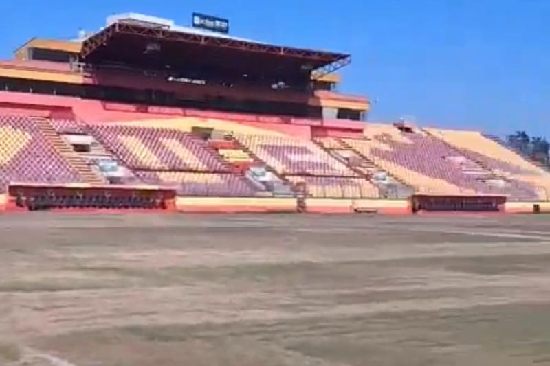 El campo de juego del recinto de Independencia está sumamente maltratado.