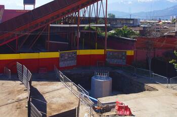 VIDEO | Con escombros y obras sin terminar: Así se ve Santa Laura a un día de la Supercopa