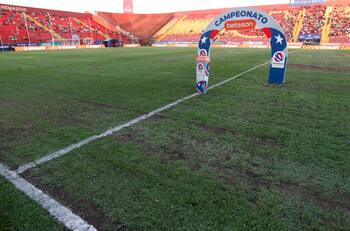 Figura de Unión Española y su molestia por la lluvia de conciertos en Santa Laura: “Los que sufrimos somos nosotros”