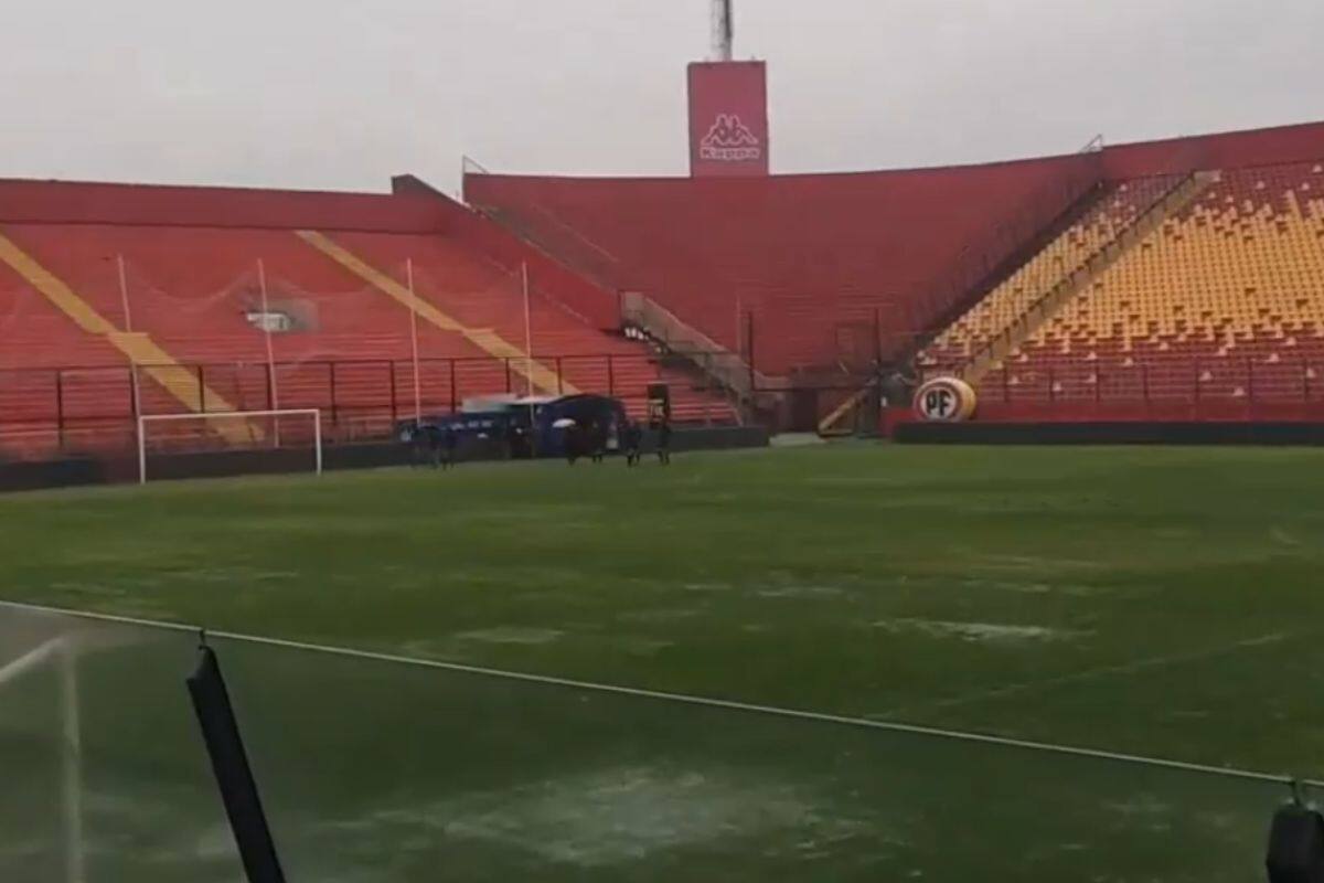 La cancha del recinto de Plaza Chacabuco presentaba pozones en varios sectores.