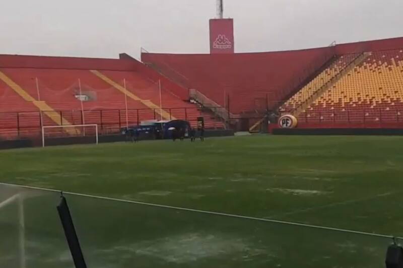 La cancha del recinto de Plaza Chacabuco presentaba pozones en varios sectores.