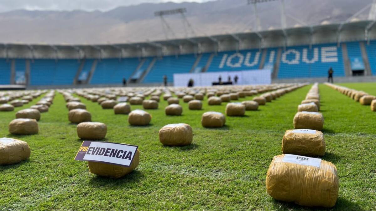 Insólito: estadio del fútbol chileno fue utilizado para exhibir gigantesco decomiso de drogas