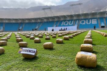Insólito: estadio del fútbol chileno fue utilizado para exhibir gigantesco decomiso de drogas