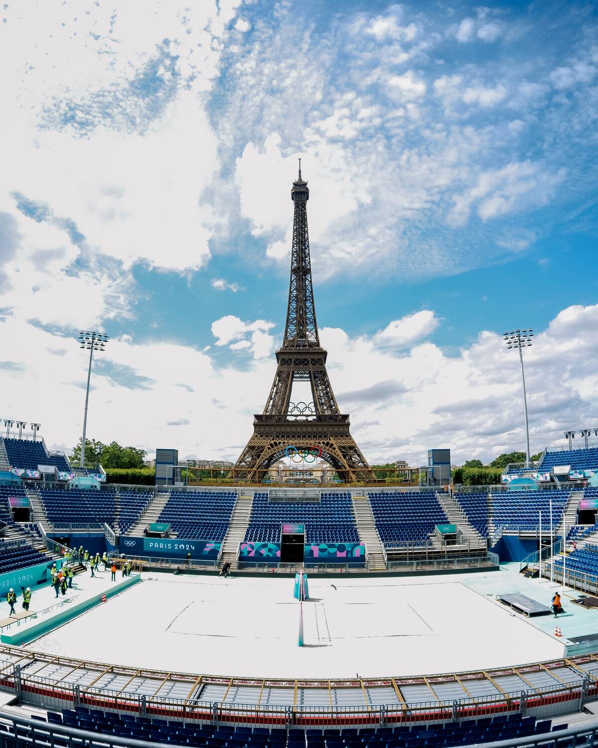 La Torre Eiffel de Fondo en el estadio donde jugarán los Primos Grimalt.