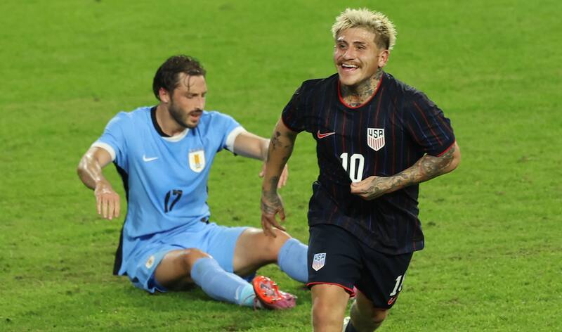 Los anfitriones de la Copa del Mundo humillaron a Uruguay con goleada 5-1 en Tampa.