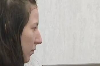 VIDEO | Mujer acusada de asesinato ataca a su abogado en la corte