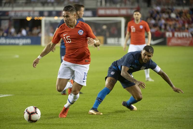 Futbol, Estados Unidos vs Chile.
Partido amistoso 2019.
El jugador de Chile Oscar Opazo, juega el balón contra Estados Unidos durante el partido amistoso en el estadio BBVA Compass Stadium.
Houston, Texas.
26/03/2019
David Leah/Mexsport/Photosport
Football, United States vs Chile.
Friendly match 2019.
Chile's player Oscar Opazo, play the ball against United States during friendly match at BBVA Compass Stadium.
Houston, Texas.
26/03/2019
David Leah/Mexsport/Photosport