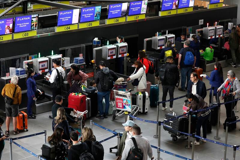 Los sujetos habrían causado daños que superan los $750 millones tanto a la empresa aérea como a sus propios clientes.