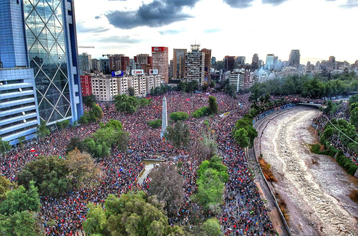Efemérides de HOY, viernes 25 de octubre: Nace Pablo Picasso y se registra la protesta más grande de Chile