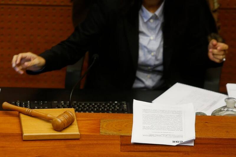 Según la resolución, Nicolás Piña Palomera lanzó un artefacto incendiario tipo molotov con el propósito de dar muerte a los funcionarios que estaban al interior de un vehículo de Carabineros.