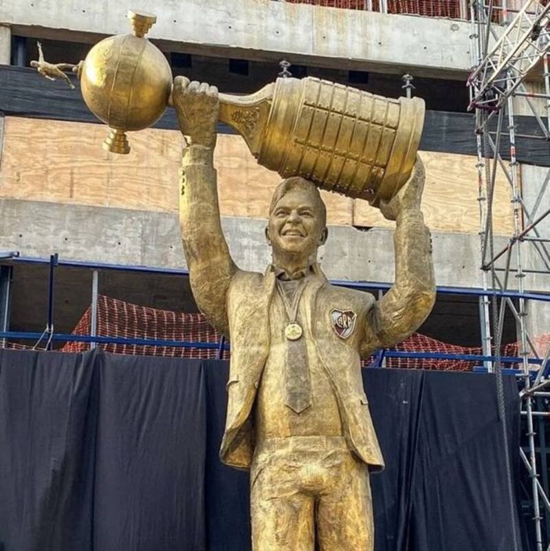 La obra está hecha de bronce y tiene más de siete metros de altura