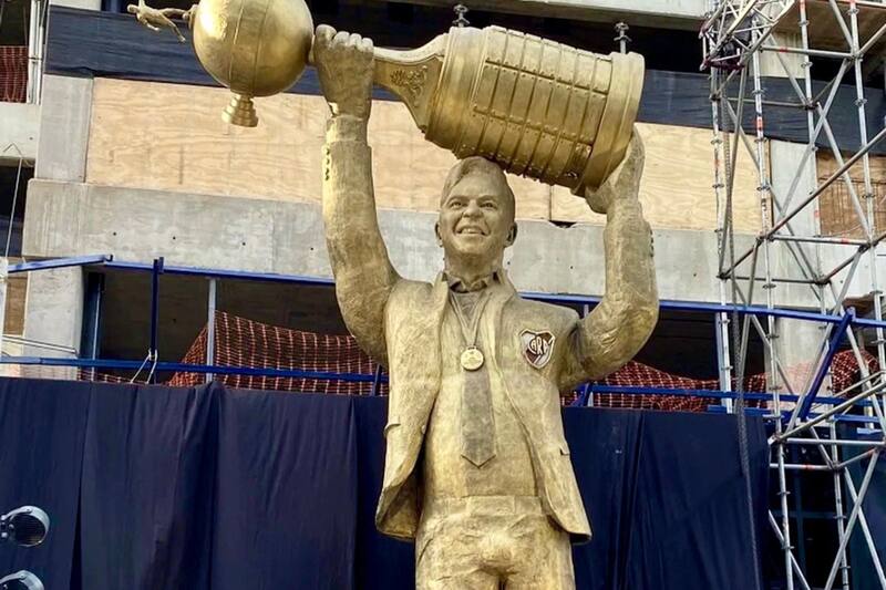 La figura del ex DT de River Plate resaltó por el imponente bulto de su pantalón