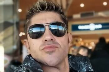 El bailarín histórico de Rojo que es hincha de Colo Colo y que alentaba en la Garra Blanca… hasta que lo asaltaron