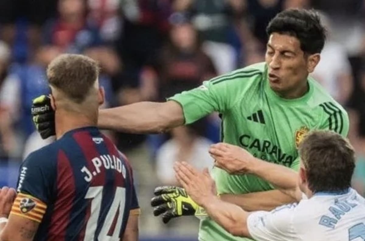 Esteban Andrada, el arquero que sonó en Colo-Colo y noqueó a un rival arriesga 15 partidos de suspensión