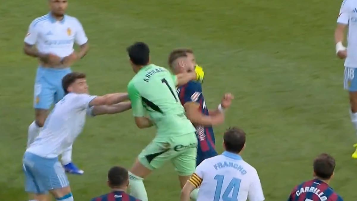 VIDEO | Viral en todo el mundo: Portero que quiso llegar a Colo Colo perdió el control y le pegó a su rival