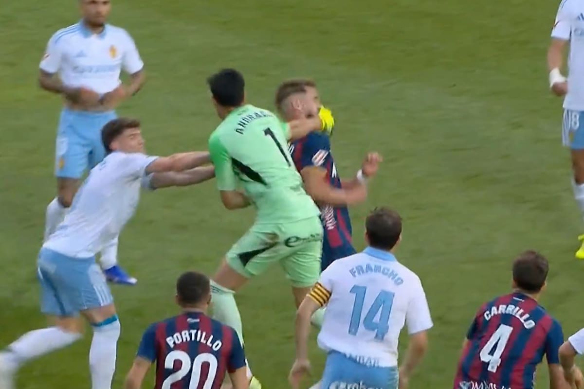 Portero que quiso llegar a Colo Colo perdió el control y le pegó a su rival.