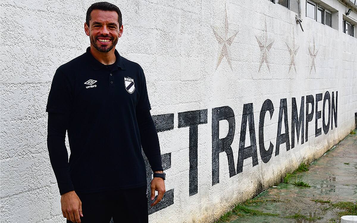 Se retiro en Danubio y meses después tuvo ahí mismo su primera experiencia como DT.