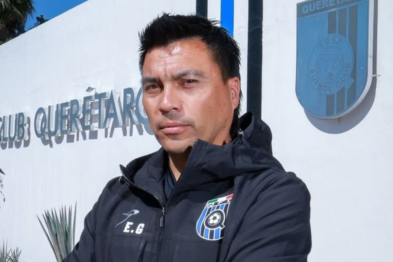 El técnico chileno estaría interesado en fichar a Alan Saldivia en Querétaro.