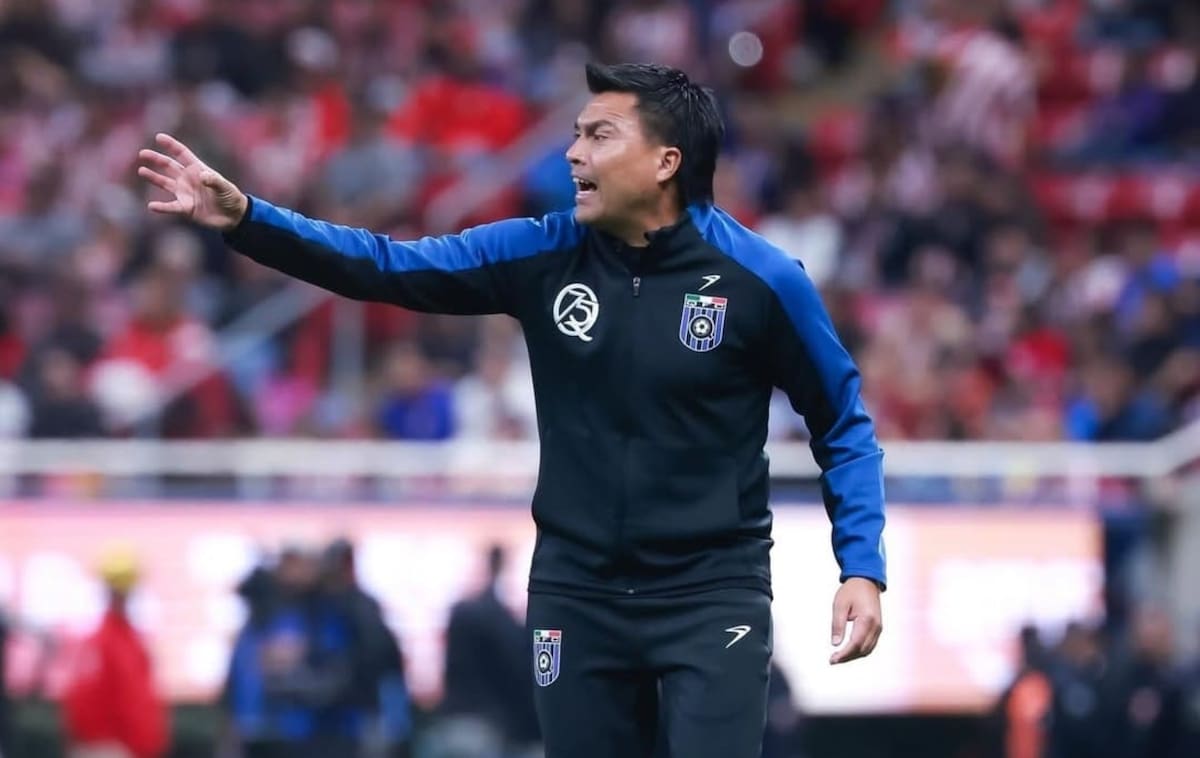. Entrenador chileno del Querétaro. Foto: Instagram Querétaro.