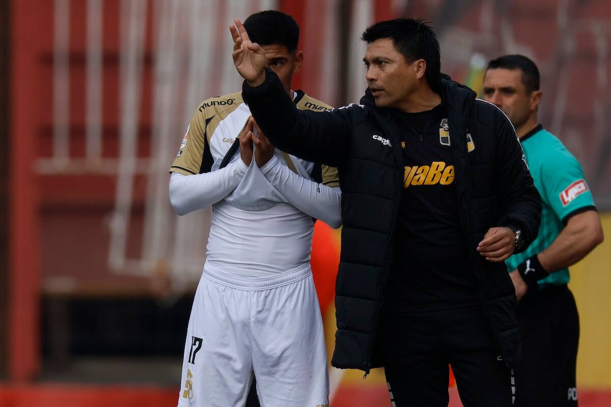 comienza a erigir como un ejemplo de liderazgo en un fútbol chileno carente de referentes técnicos y tácticos.