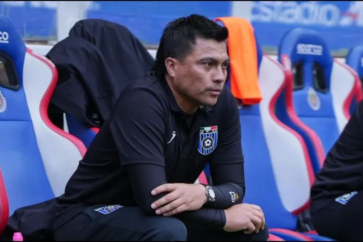 El entrenador campeón del fútbol chileno no la pasa bien en México.