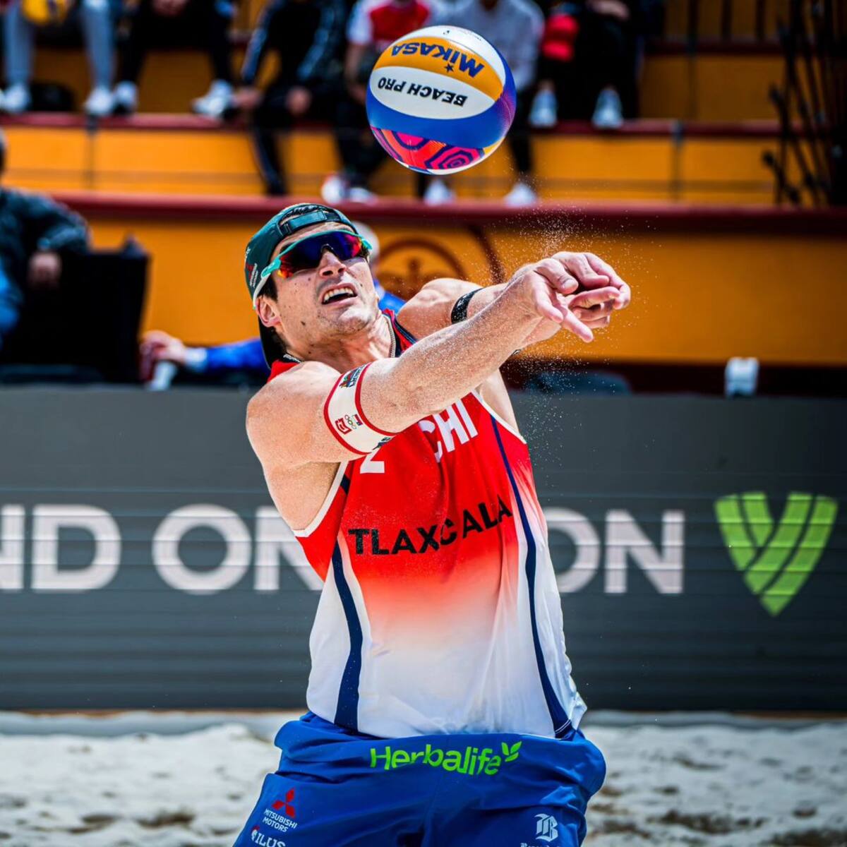 Esteban Grimalt compitiendo en voleibol.