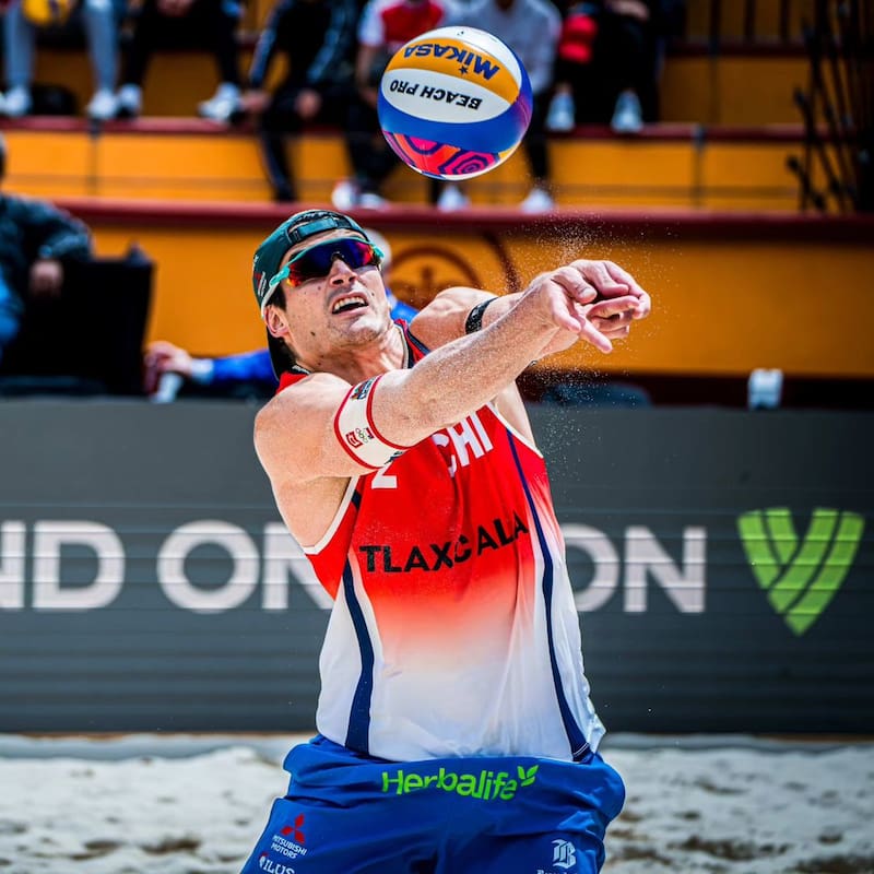 Esteban Grimalt compitiendo en voleibol.