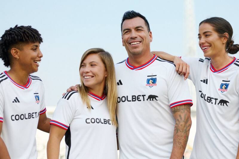 Esteban Paredes lució la nueva camiseta de Colo Colo para la temporada 2023.