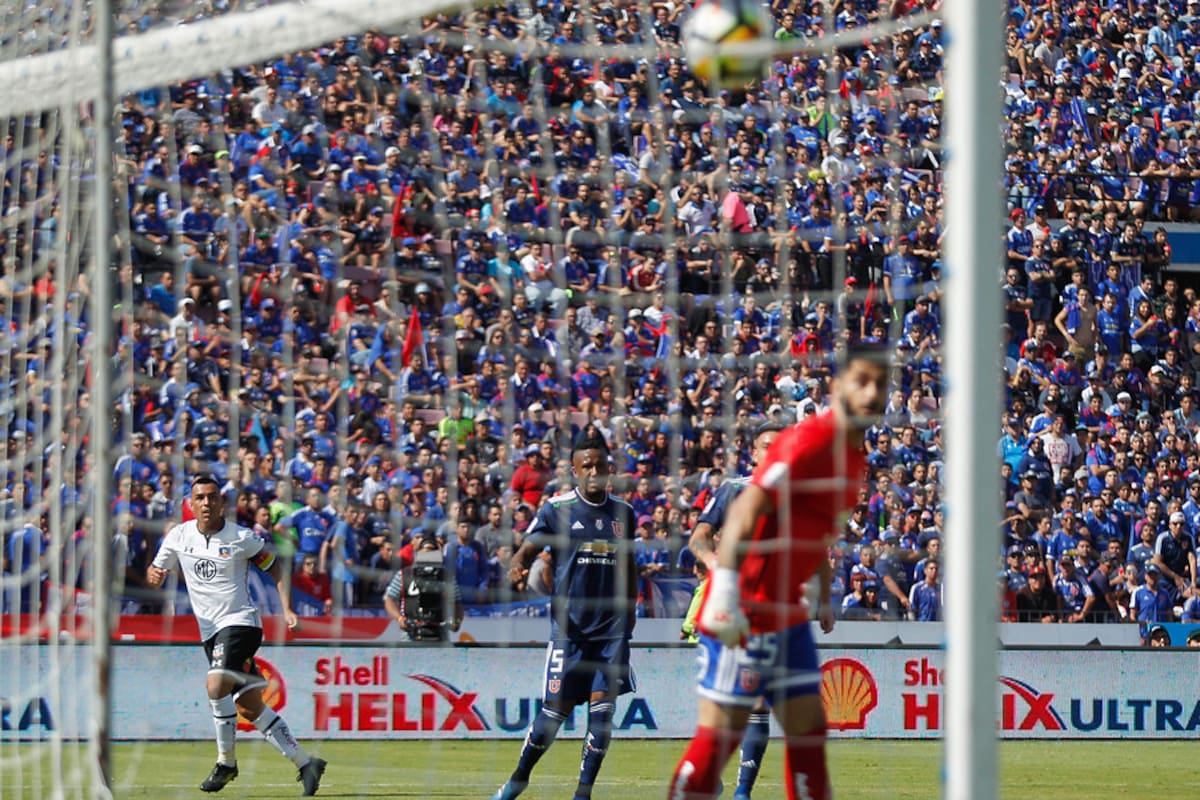 Esteban Paredes se consagró como ídolo de Colo Colo gracias a sus goles ante la U. Foto: Aton.