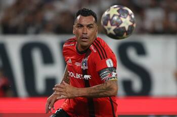 Colo Colo derrotó a Colón de Santa Fe en la despedida de Esteban Paredes