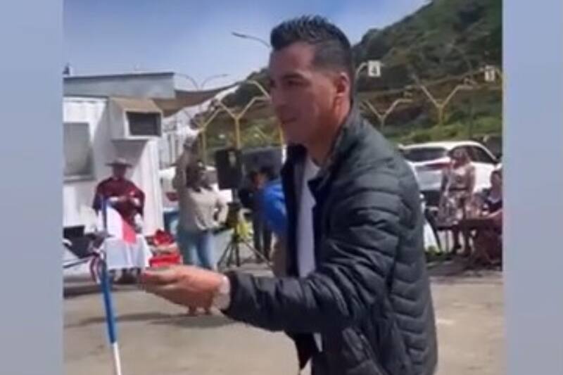 El ídolo de Colo Colo se lució jugando rayuela. (Foto: Captura)