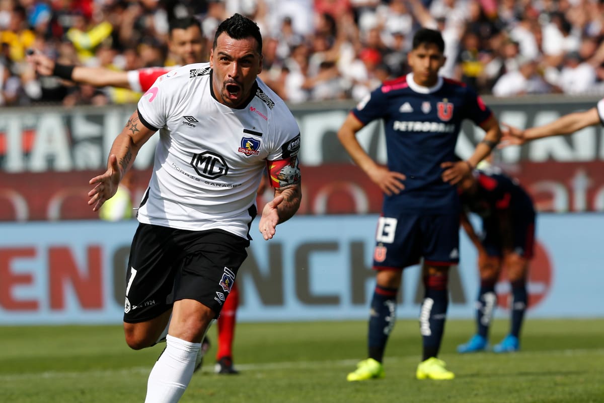 Esteban Paredes jugando por Colo Colo. Foto: Agencia Aton.