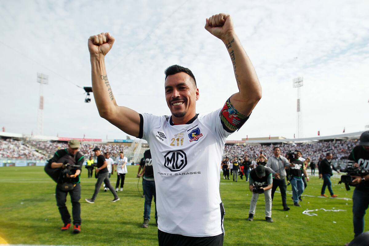 El exjugador de Colo Colo celebra después de convertir su gol numero 216, para convertirse en el máximo goleador de la historia en campeonatos locales. Foto: Aton.