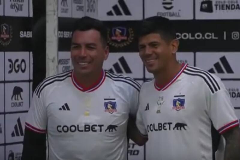 Esteban Paredes junto a Esteban Pavez con la camiseta de Colo Colo que se usará el día de su despedida.