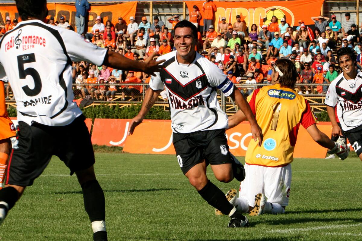 Esteban Paredes partió su carrera en Santiago Morning y en 2009 fue vendido a Colo Colo donde se convirtió en ídolo.