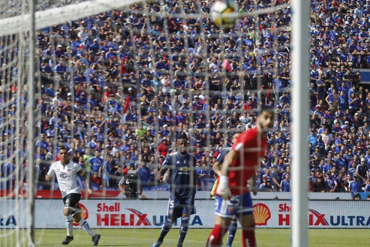 Esteban Paredes y su recordado gol a Johnny en el Superclásico 2018.