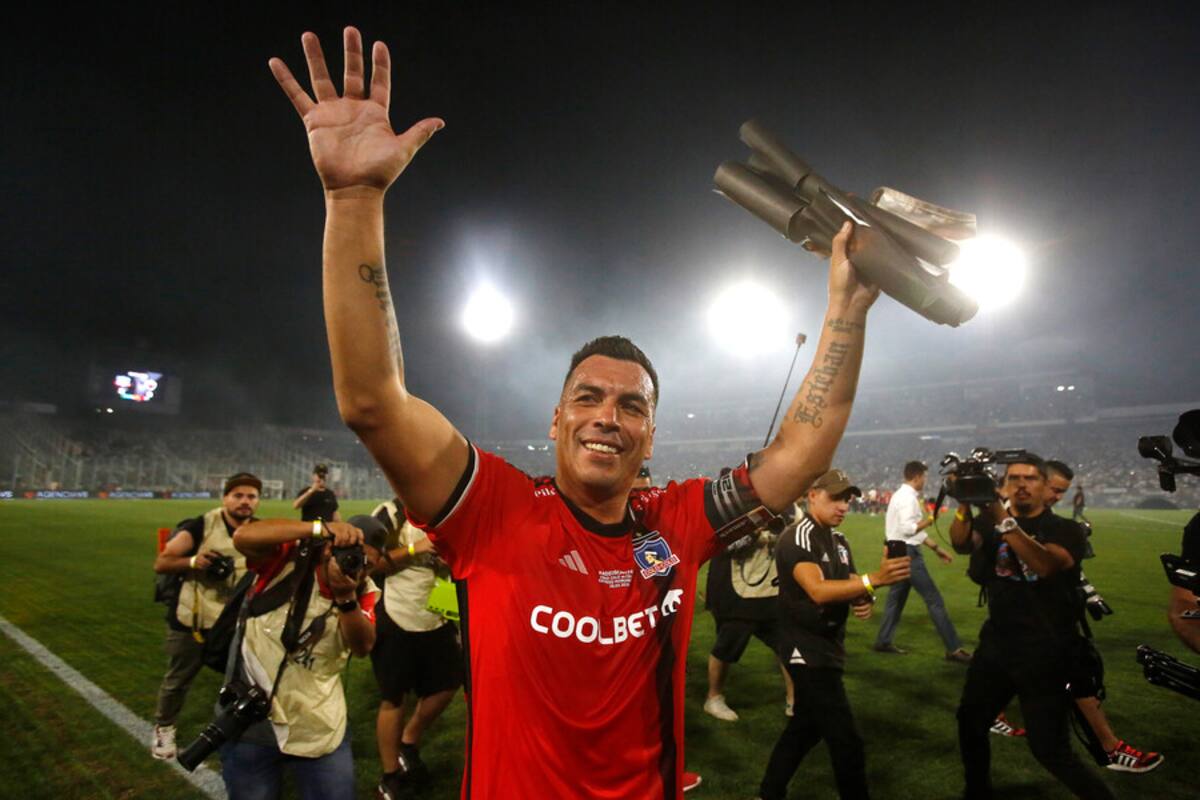 El delantero Esteban Paredes en el partido de su despedida del fútbol. Foto: Aton.