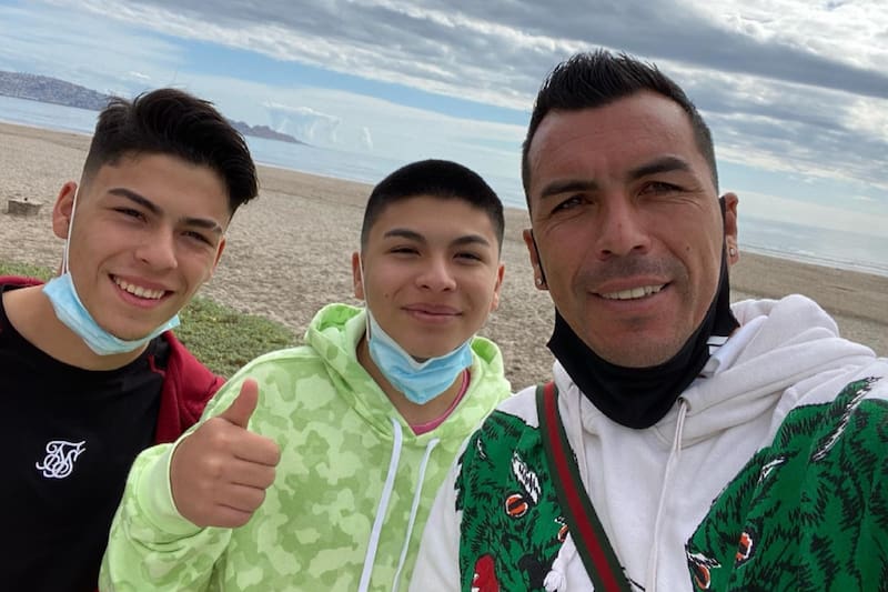con sus dos hijos.