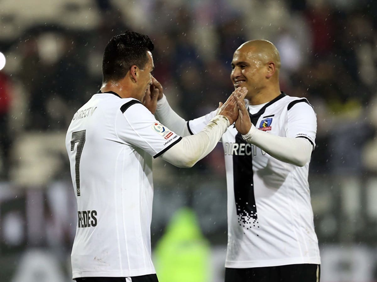 vistiendo la camiseta de Colo Colo junto a Humberto Suazo