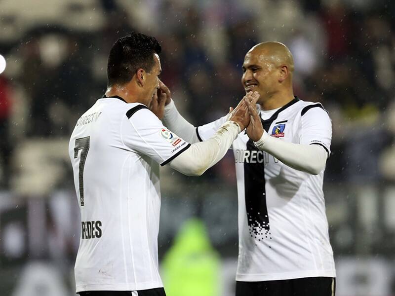 vistiendo la camiseta de Colo Colo junto a Humberto Suazo