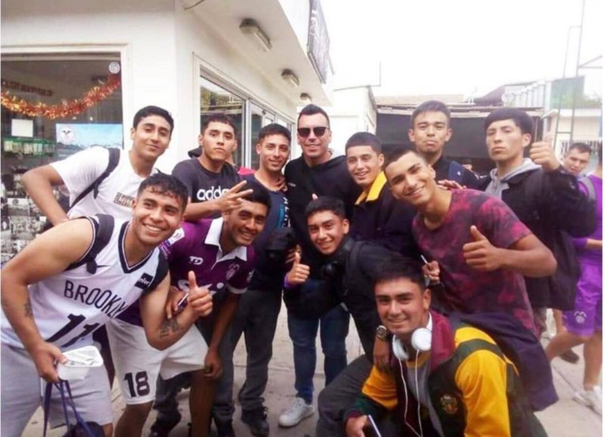 Esteban Paredes con jugador del SAU.