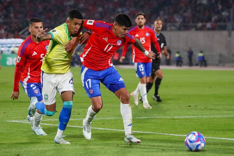 Esteban Pavez en el partido de la Selección Chilena ante Brasil