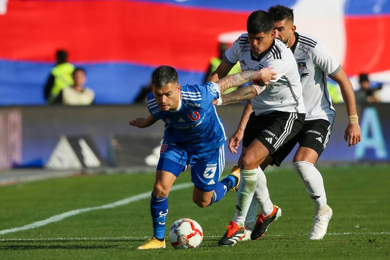 Esteban Pavez disputando el balón con Charles Aránguiz. Foto: Agencia Aton