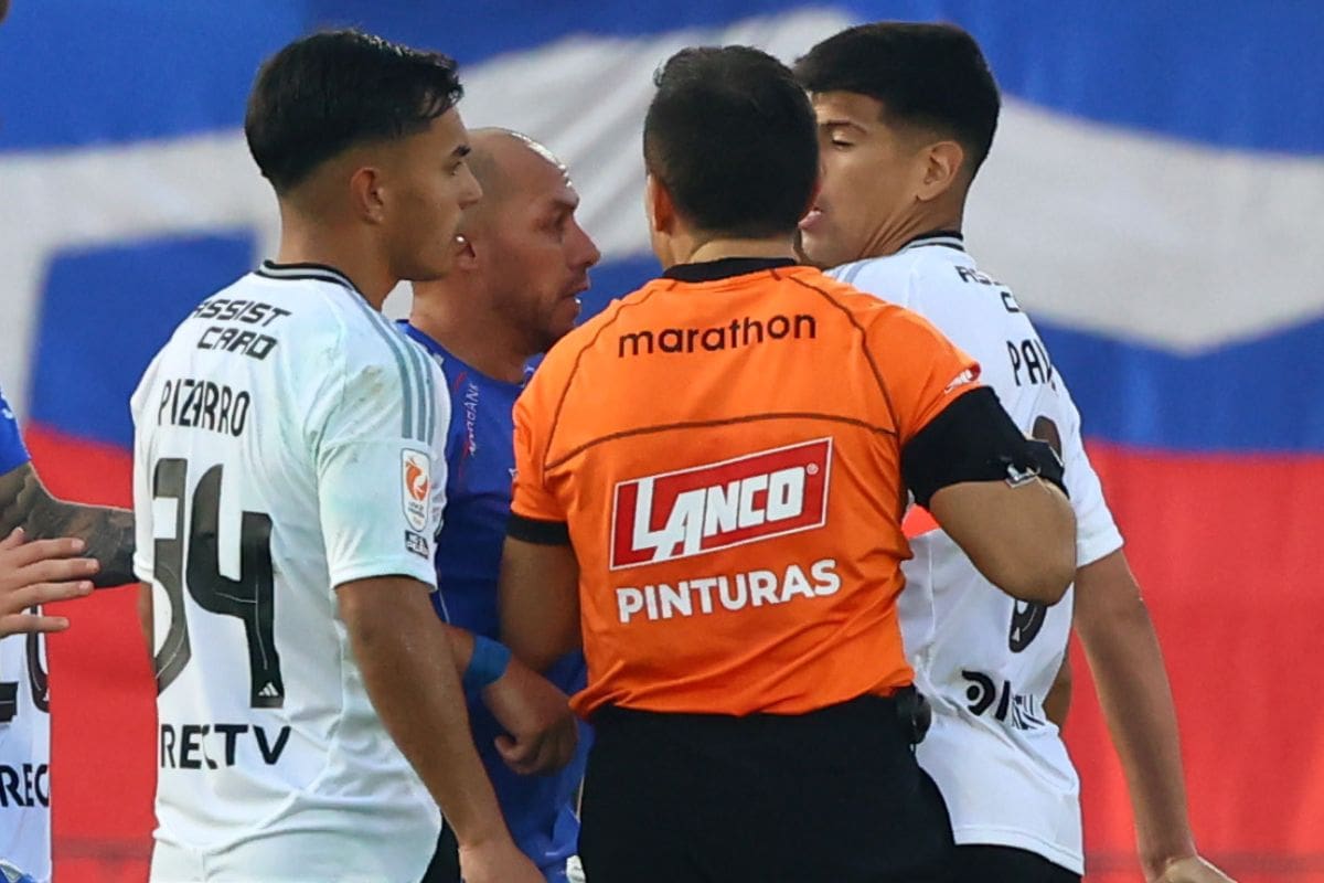 furioso tras su expulsión en el Superclásico por su encontrón con Marcelo Díaz. Créditos: Photosports.