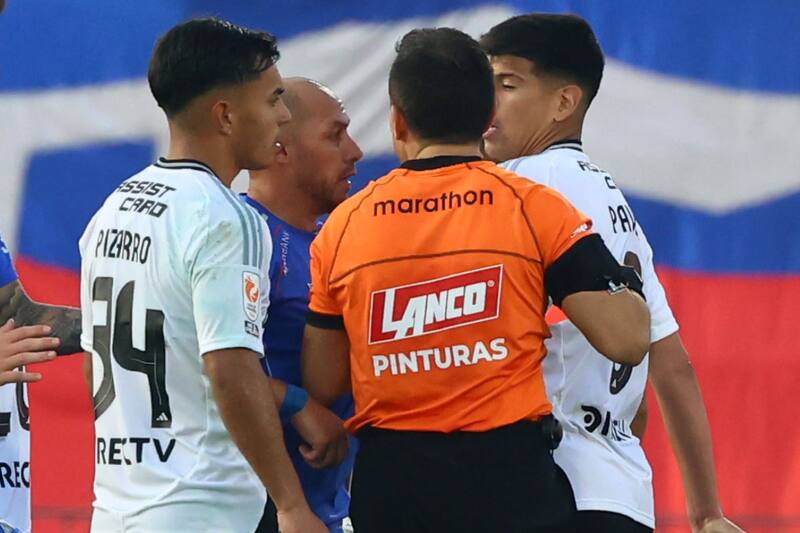 furioso tras su expulsión en el Superclásico por su encontrón con Marcelo Díaz. Créditos: Photosports.