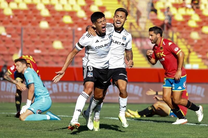tras anotar el segundo gol de Colo Colo ante Unión Española.