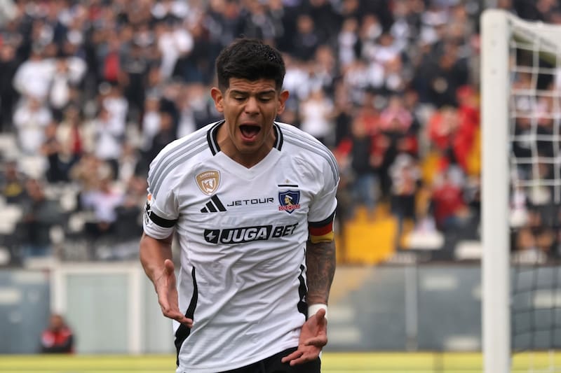 El volante estaría jugando sus últimos partidos en Colo Colo. Foto: Aton.
