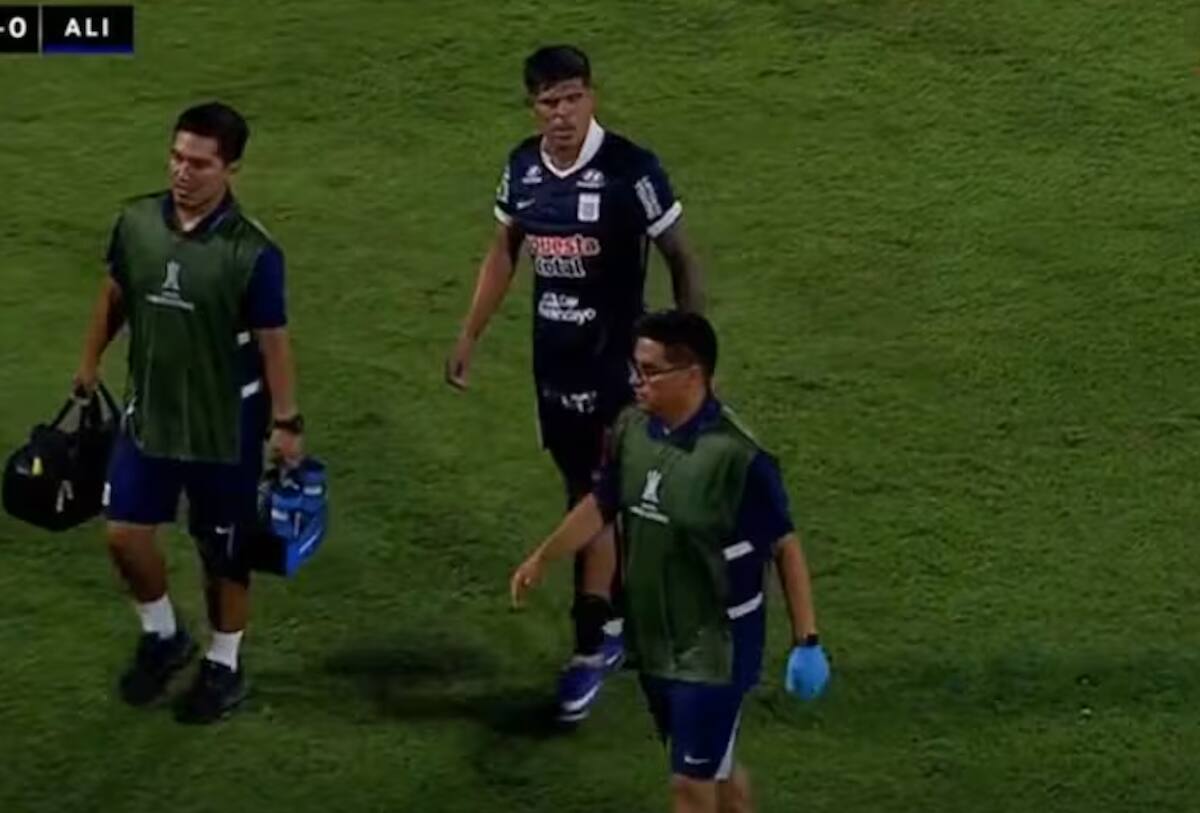 El chileno salió muy complicado en su debut con la camiseta de Alianza Lima. Foto: Captura