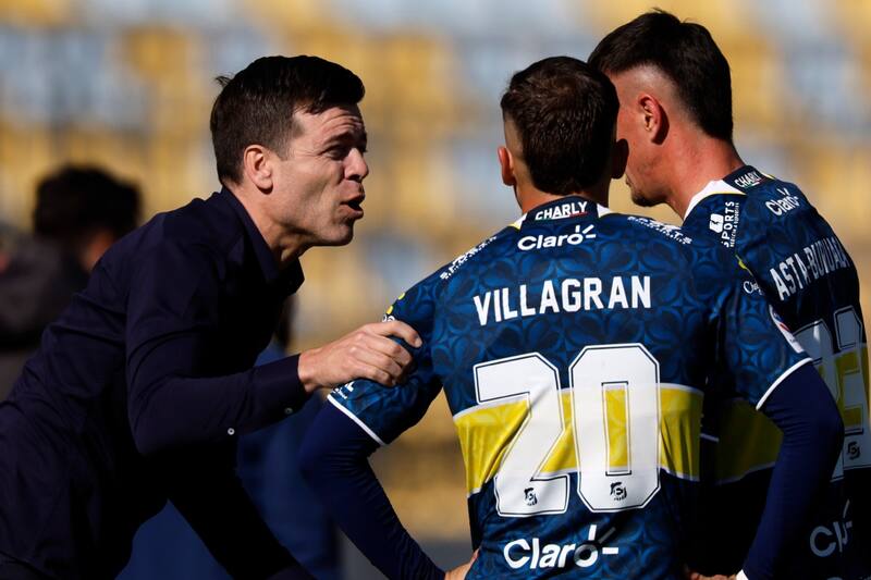 Esteban Solari deja de ser entrenador de Everton. Foto: Agencia Aton.